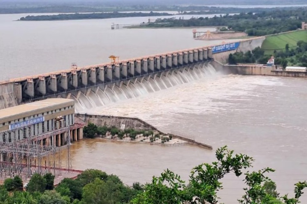 महाराष्ट्रात मुसळधार! अलमट्टीत 55.53 टक्के पाणीसाठ;  जलाशयातील आवक वाढली; 70 हजार क्युसेक विसर्ग सुरू